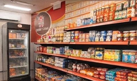 Interior de uma unidade Smart Family com prateleiras abastecidas e geladeira